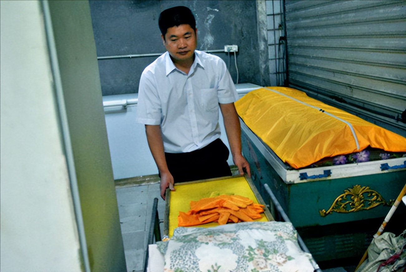 招聘|太平间收尸人：接过冻僵的弃婴，抬过腐烂的病人，闻到肉味就想吐