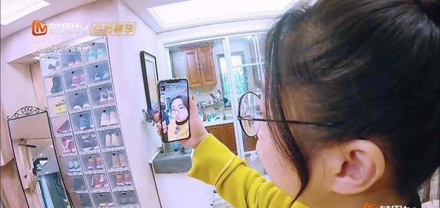 参观傅首尔住的豪宅,大门都是镀铜设计,室内装修豪华到令人羡慕