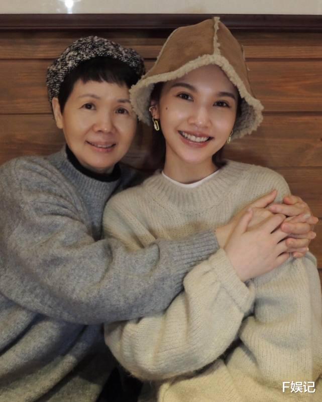 杨丞琳|杨丞琳晒母女合影庆祝妈妈生日 大赞妈妈65岁依旧冻龄