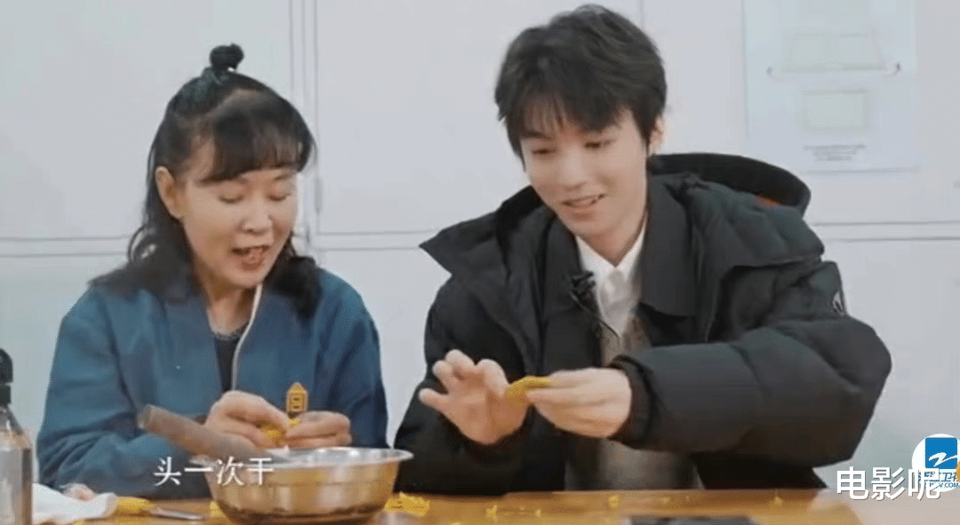 王俊凯|王俊凯化身手艺人初体验囊匣制作，和长辈畅谈好温柔，太招人喜欢