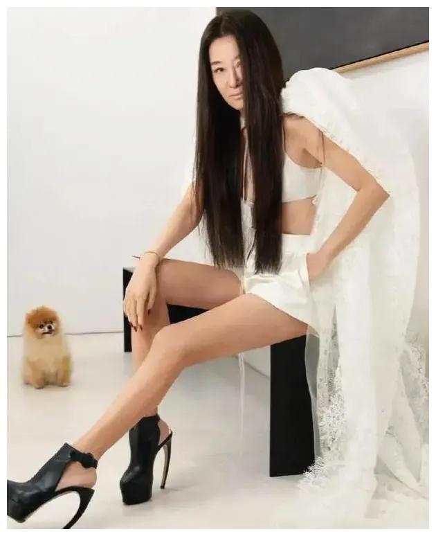 萧亚轩|“百亿富婆”王薇薇:73岁像少女,帅哥围绕,萧亚轩都得往旁边站