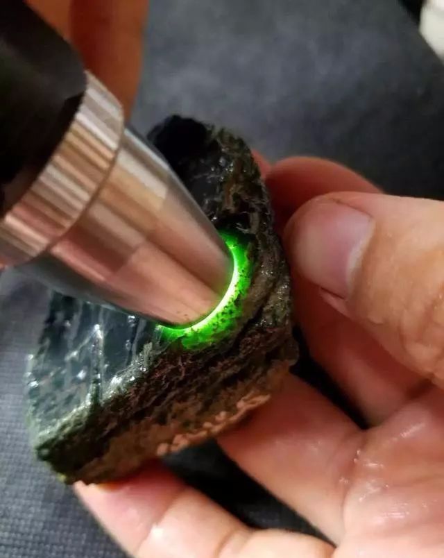 翡翠|8千元买的翡翠赌石，一刀切开价格瞬间暴涨百倍