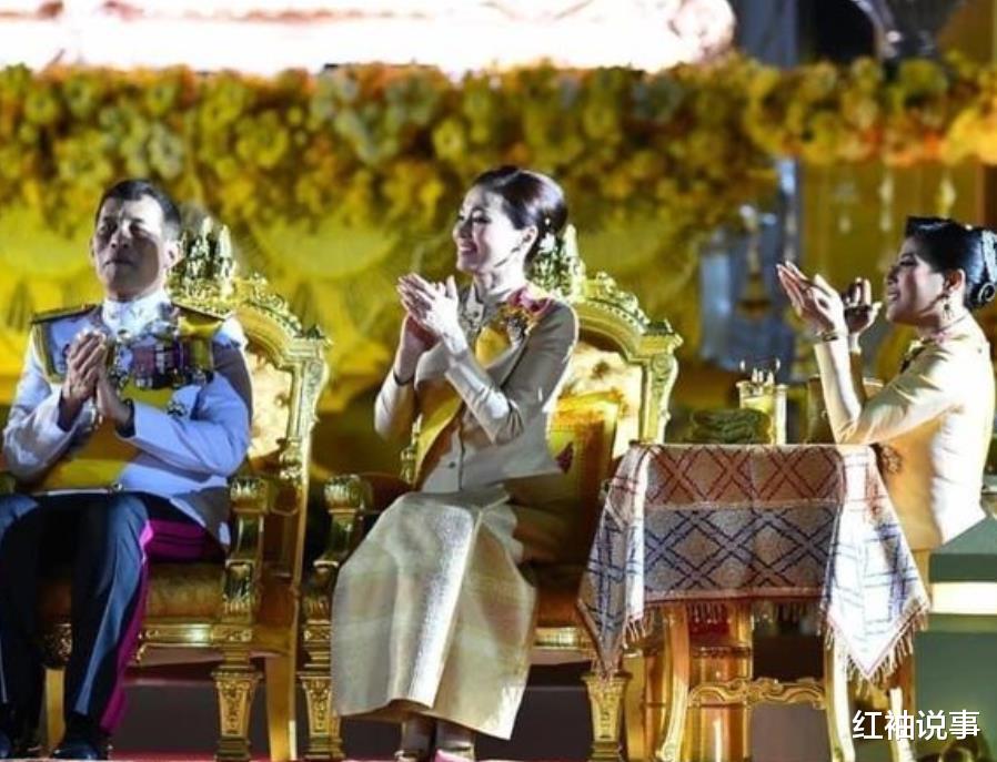 诗妮娜|泰王新女友一脸稚气，“小胡子”实在抢镜，地位一跃超过诗妮娜