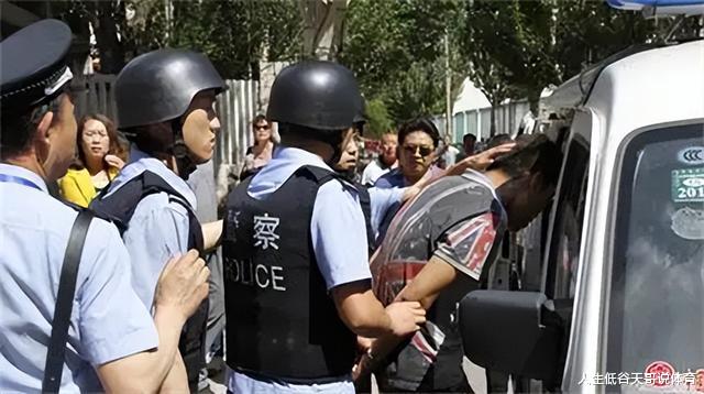 2001年,沈阳一女子裸死在树丛内,凶手被捕交代:怪她生得太美了