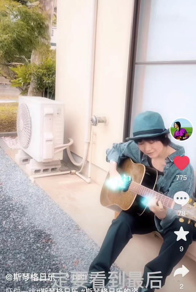 斯琴格日乐|53岁斯琴格日乐近况曝光，坐在路边弹唱无人认出，大声唱歌蹦老高