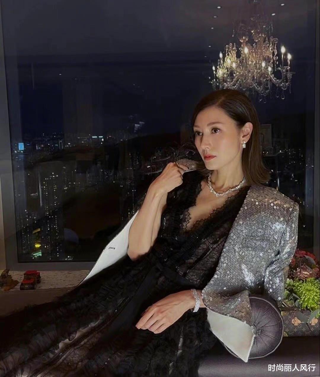 李嘉欣|51岁李嘉欣捡回一命后高调出院！参加聚会晒美照，穿格纹衣好端庄