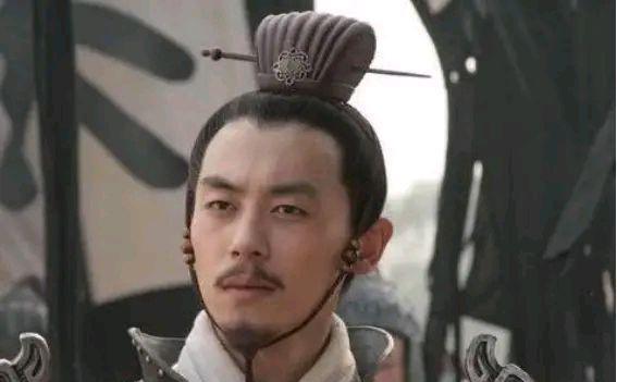 朱亚文|穿上西装的朱亚文妥妥的型男,可一穿上古装立刻就变“灾难现场”