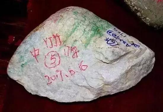 翡翠|逆天啦!18万翡翠原石一刀切出一片锦绣河山,瞬间暴涨500万!