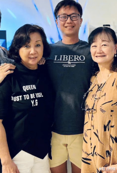 林俊杰|女生节林俊杰晒合影发祝福，妈妈状态很上镜，哥哥戴上眼镜显成熟