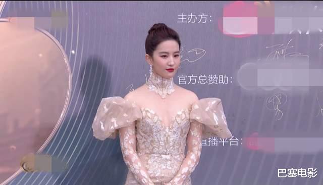 连衣裙 微博之夜红毯：刘亦菲靠脸撑，王一博帅回来，姚晨：我土但我自信
