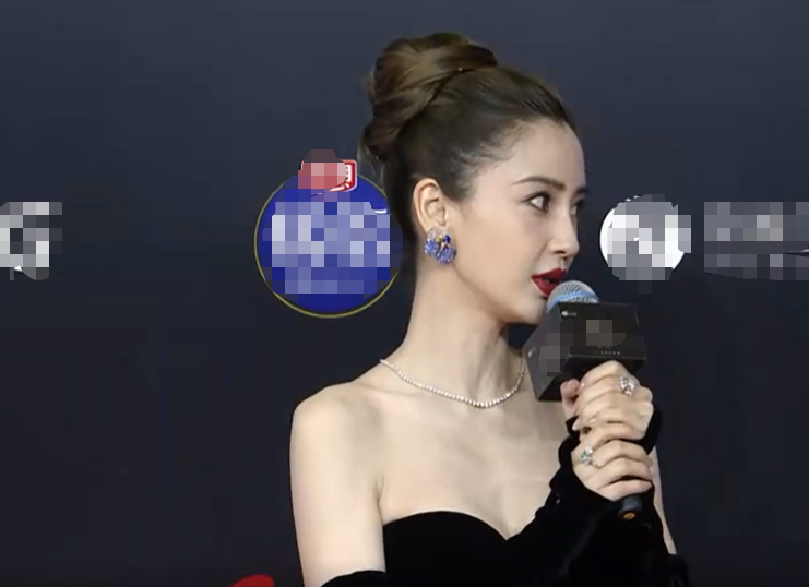 黄晓明|黄晓明亮相一身行头被嘲像小矮人,跟baby离婚他又回到自己的怪圈