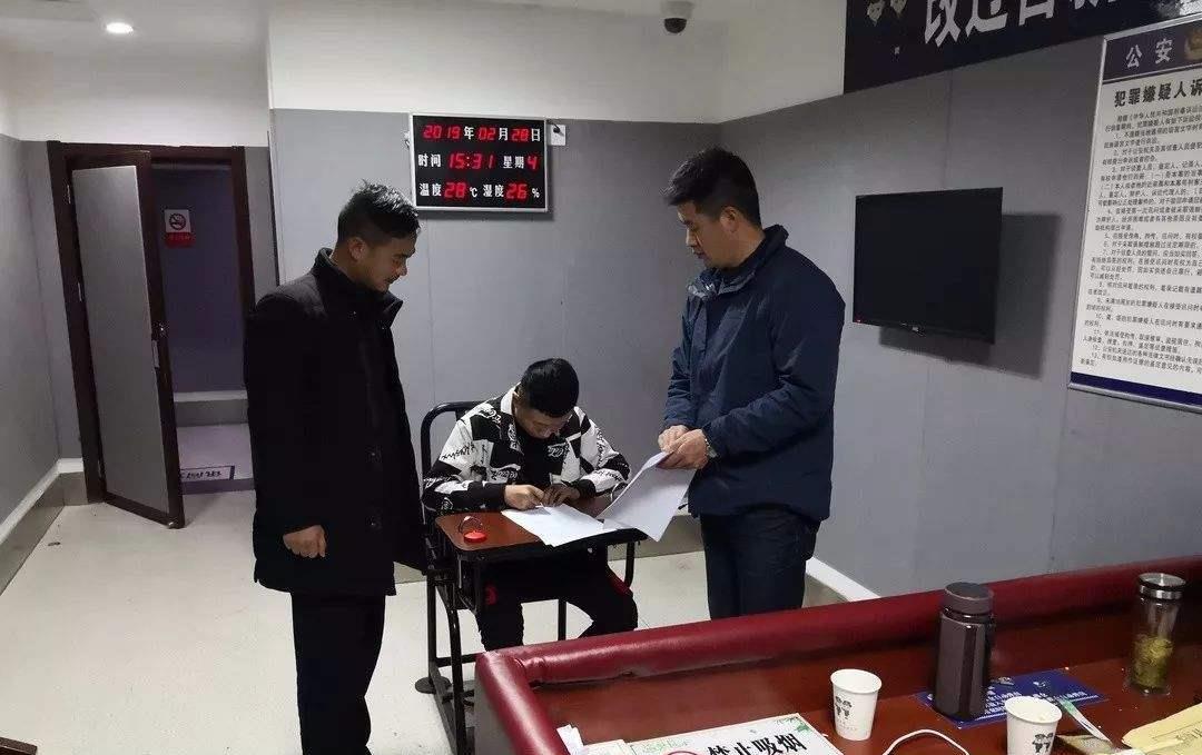 五名男子砸开一家手机店，将苹果手机洗劫一空，是想过年包吃包住吧