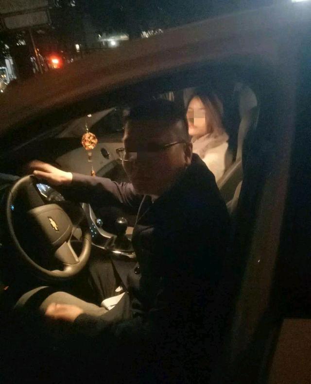 女大学生成为男上司的情人，与其在车上暧昧，因操作不当车辆坠入河中酿成惨案