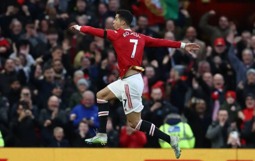 C罗|C罗在比赛结束后,以807 个职业生涯进球,刷新了国际足联进球纪录