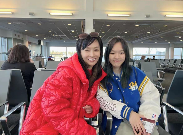 王芳|主持人王芳美国过年!提大包小包模样朴素,送女儿海外读书笑开怀!