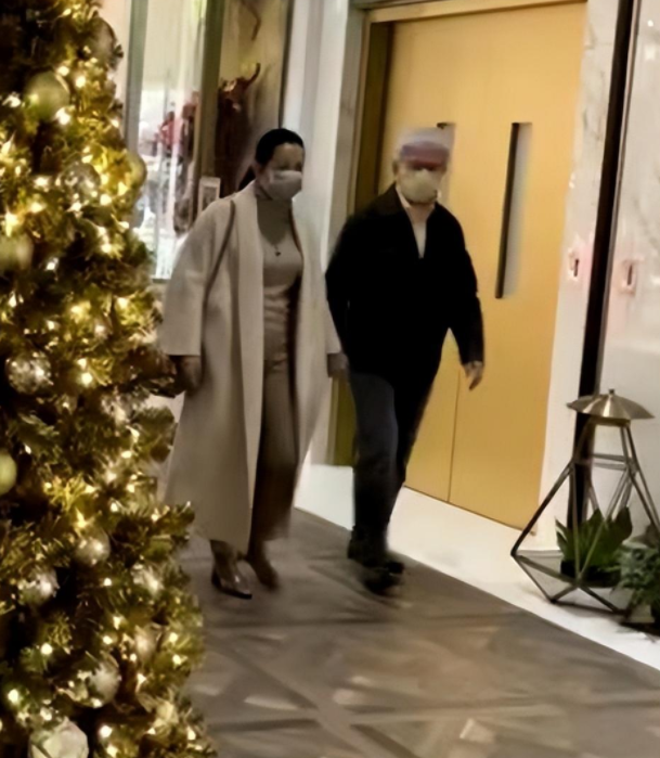 Big Bang|64岁朱玲玲与富豪老公牵手逛街,朱玲玲保养好气质不输儿媳郭晶晶