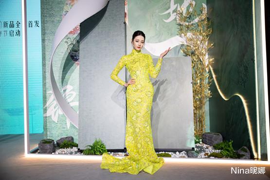 迪丽热巴|迪丽热巴下班显原形,跳舞打招呼太调皮,穿黑短裙配半袜认成杨幂