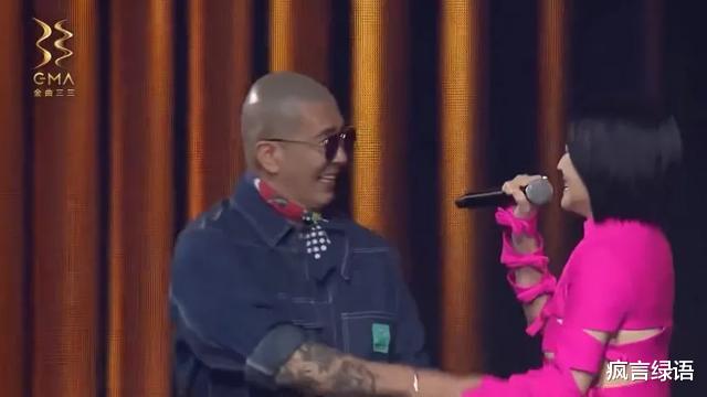 范文芳|四十四岁的小S又玩吃姐夫豆腐的梗真是让人生理不适