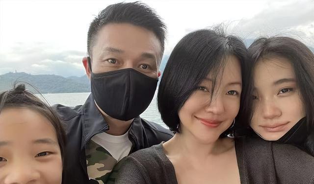 小S|44岁小S和家人出游，晒照秀恩爱，许老三手中的美食很吸睛