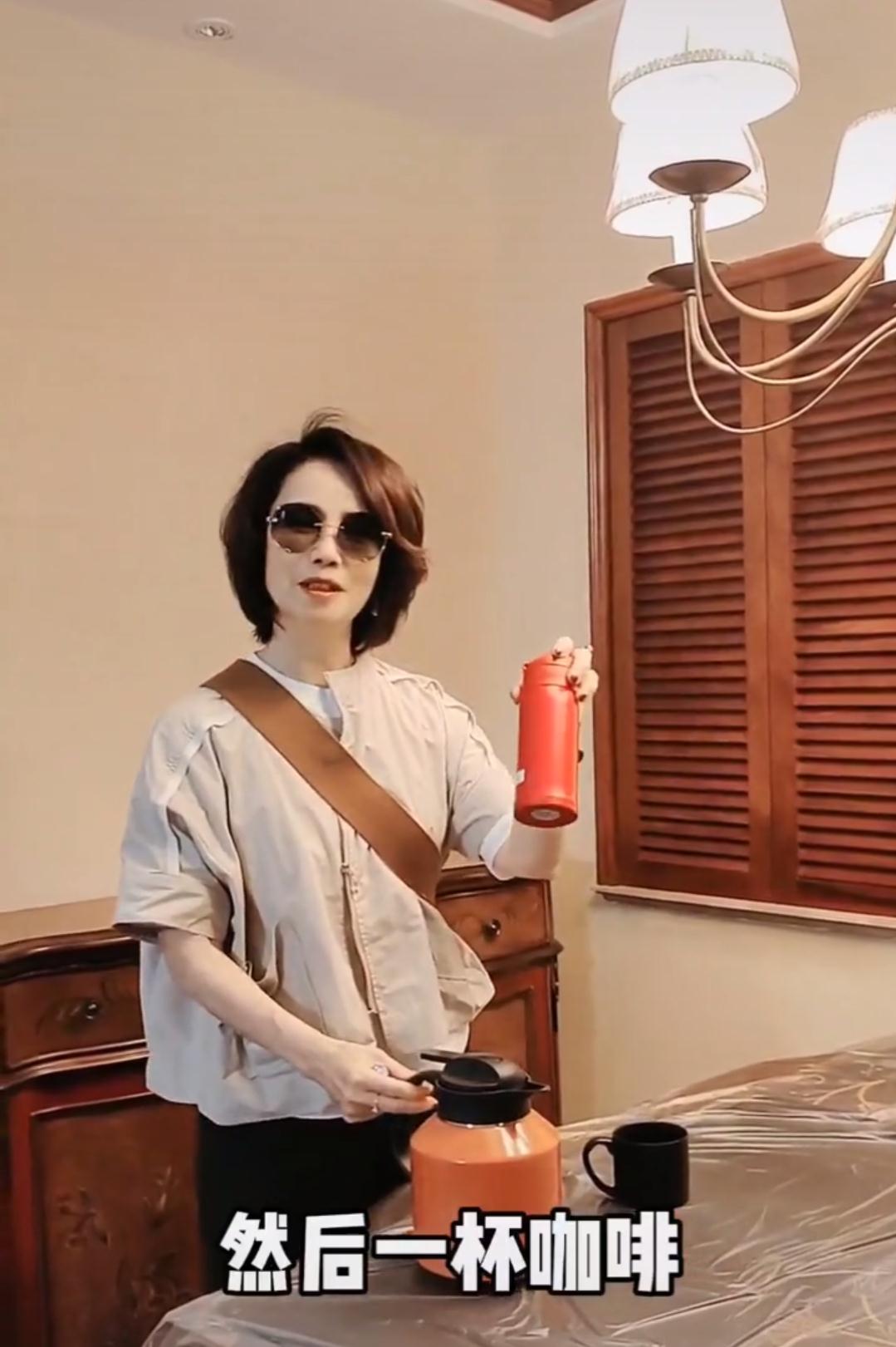 徐俐|前央视主播徐俐退休后自驾游，一个包值一万，60岁还管丈夫叫哥哥