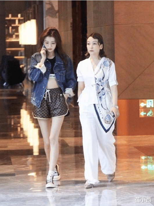 孙怡|董子健的老婆和丈母娘录节目，孙怡一条短裤就要1万9，漫画腿抢镜