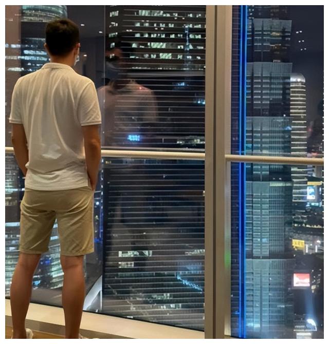 黄晓明|叶珂疑似住进黄晓明和baby以前的婚房，在厨房卫生间各种自拍展示