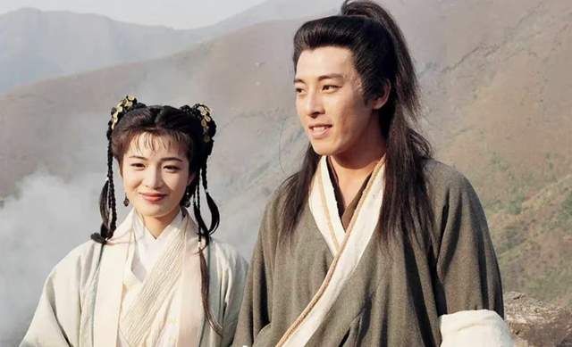 吕颂贤|55岁吕颂贤内地商演捞金，卖力唱歌仍帅气，台下无观众捧场显冷清