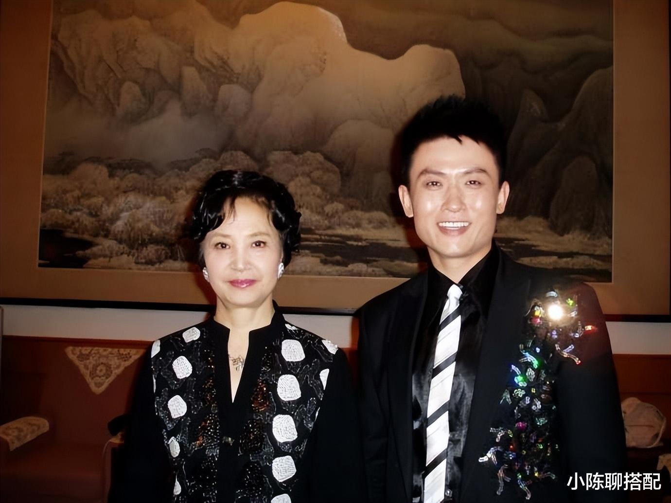 更年期 “86版白骨精”杨春霞:不扮嫩的优雅穿搭很实用,到老都有气质