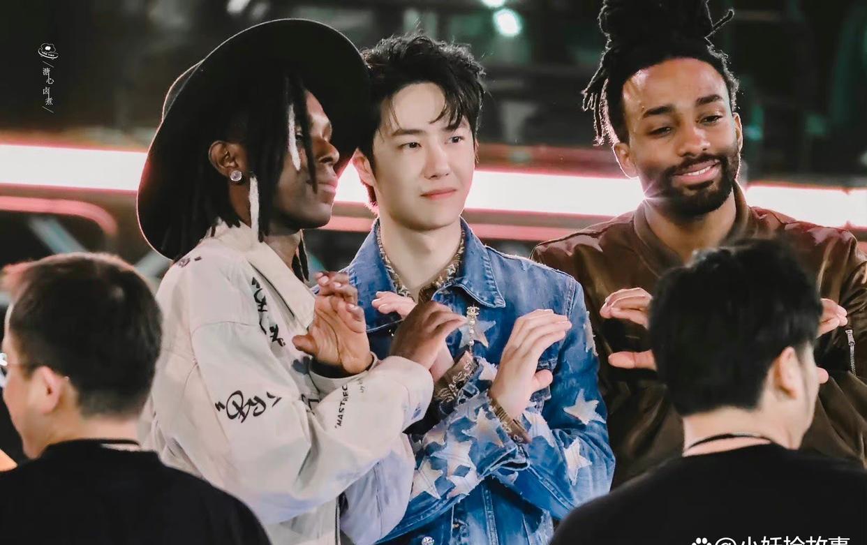 王一博|王一博对布布的表情好丰富，两人语言不通，却能交流无障碍