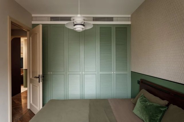 88㎡小众罗马复古风设计，玄关柜和转角弧形墙体中设计壁龛