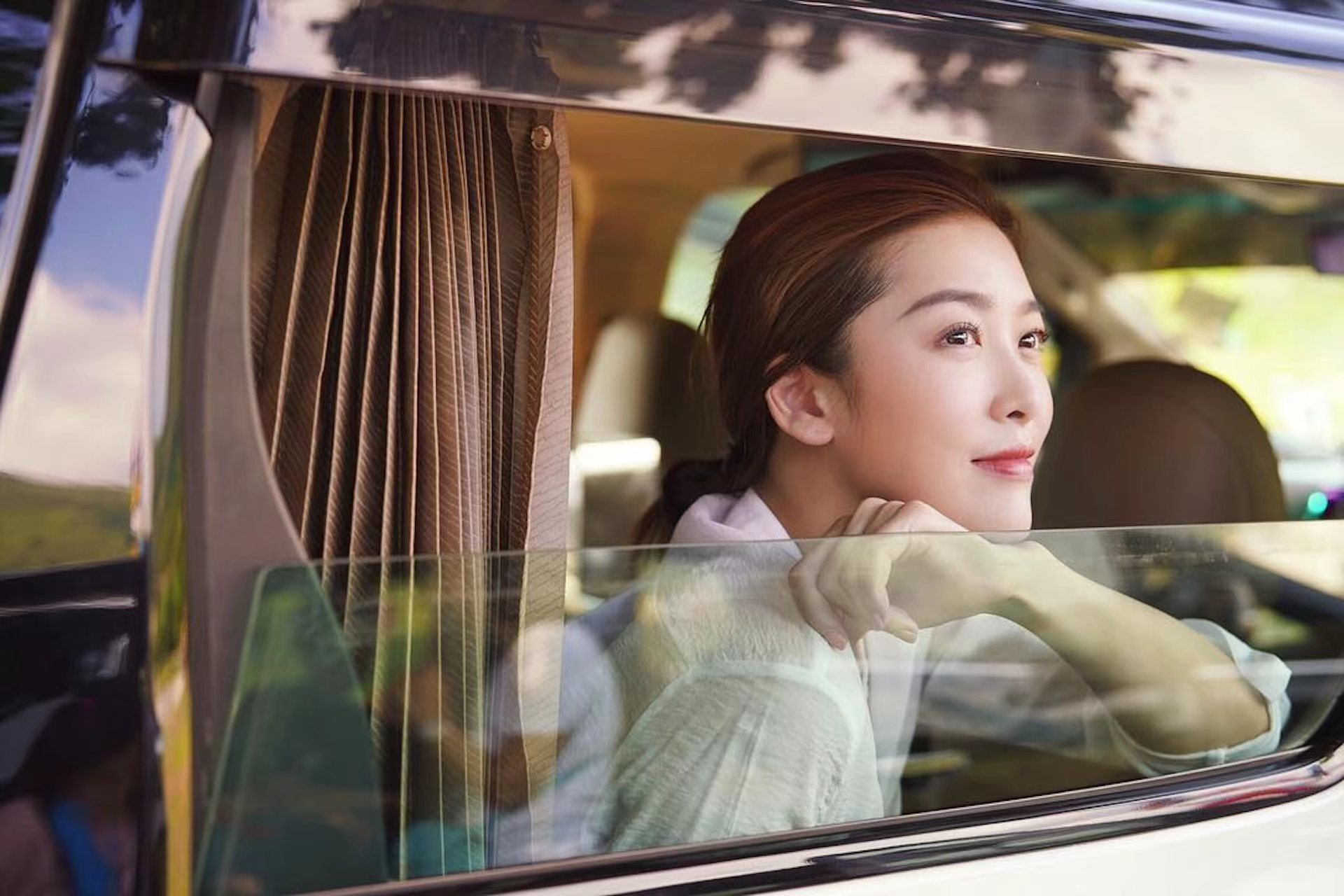 小三|43岁香港知名女星素颜出镜无惧雀斑皱纹,被传是小三如今幸福美满