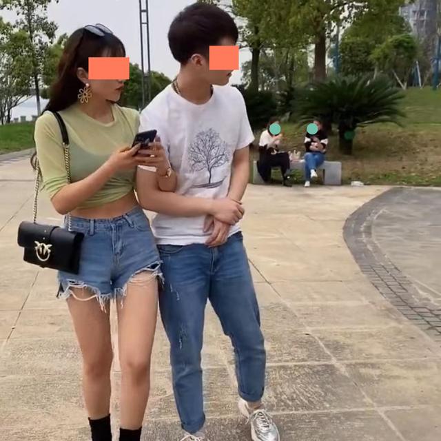 男子看了别的女子一眼,女友就把他拖到该女子面前,让他看个够