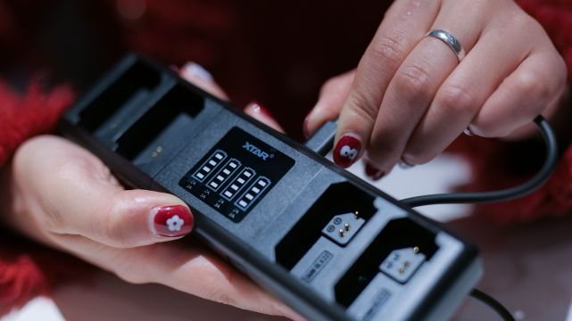 充电器|职业摄影师最想要的充电器！XTAR SN4全能相机充电器上手！