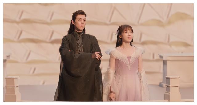 教师|俞飞鸿凭《玫瑰之战》出圈，不仅被观众要求加戏，还带火“穿搭”