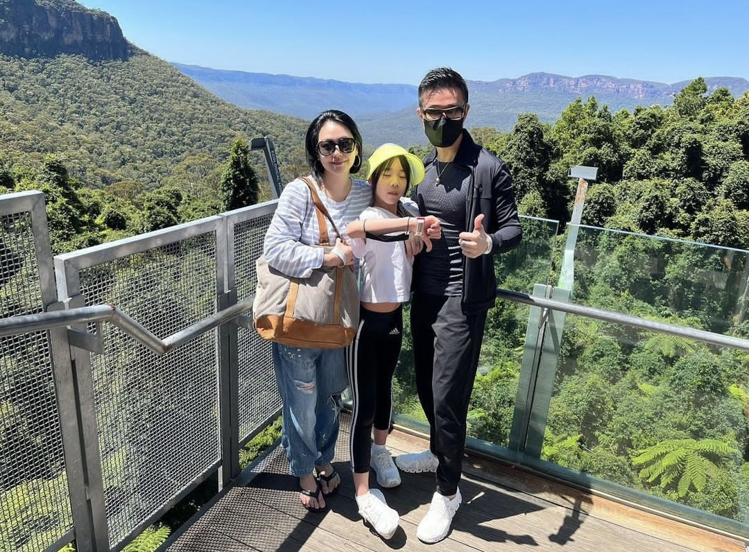 小S|小S二女儿晒在美国芝加哥度假照,15岁Lily化浓妆,被调侃像34岁