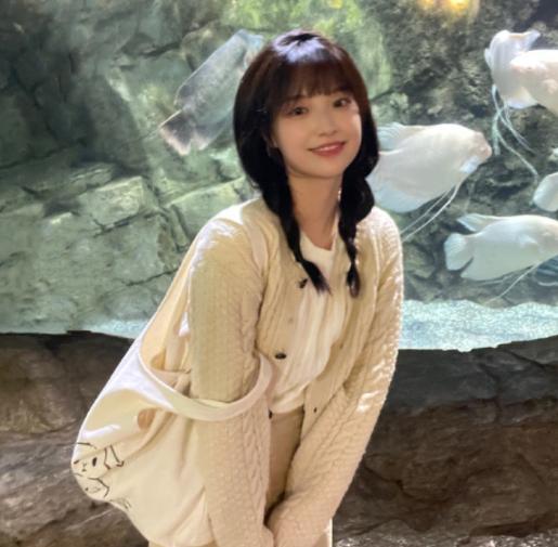 张楚寒|张楚寒太可爱了，扎麻花辫、穿麻花毛衣，就像一只乖巧的小兔子