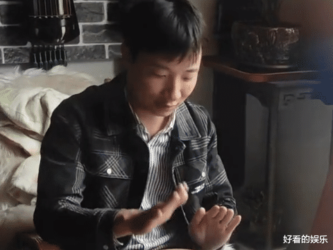 余秀华|46岁余秀华和90后杨槠策爬山，情不自禁亲吻对方，男方表情很嫌弃