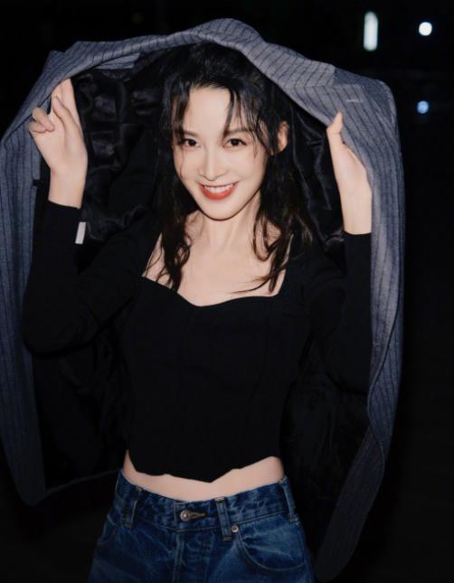 李沁|李沁分享秋日的溜达随拍，搭配西装外套，露出一截纤腰，清丽动人