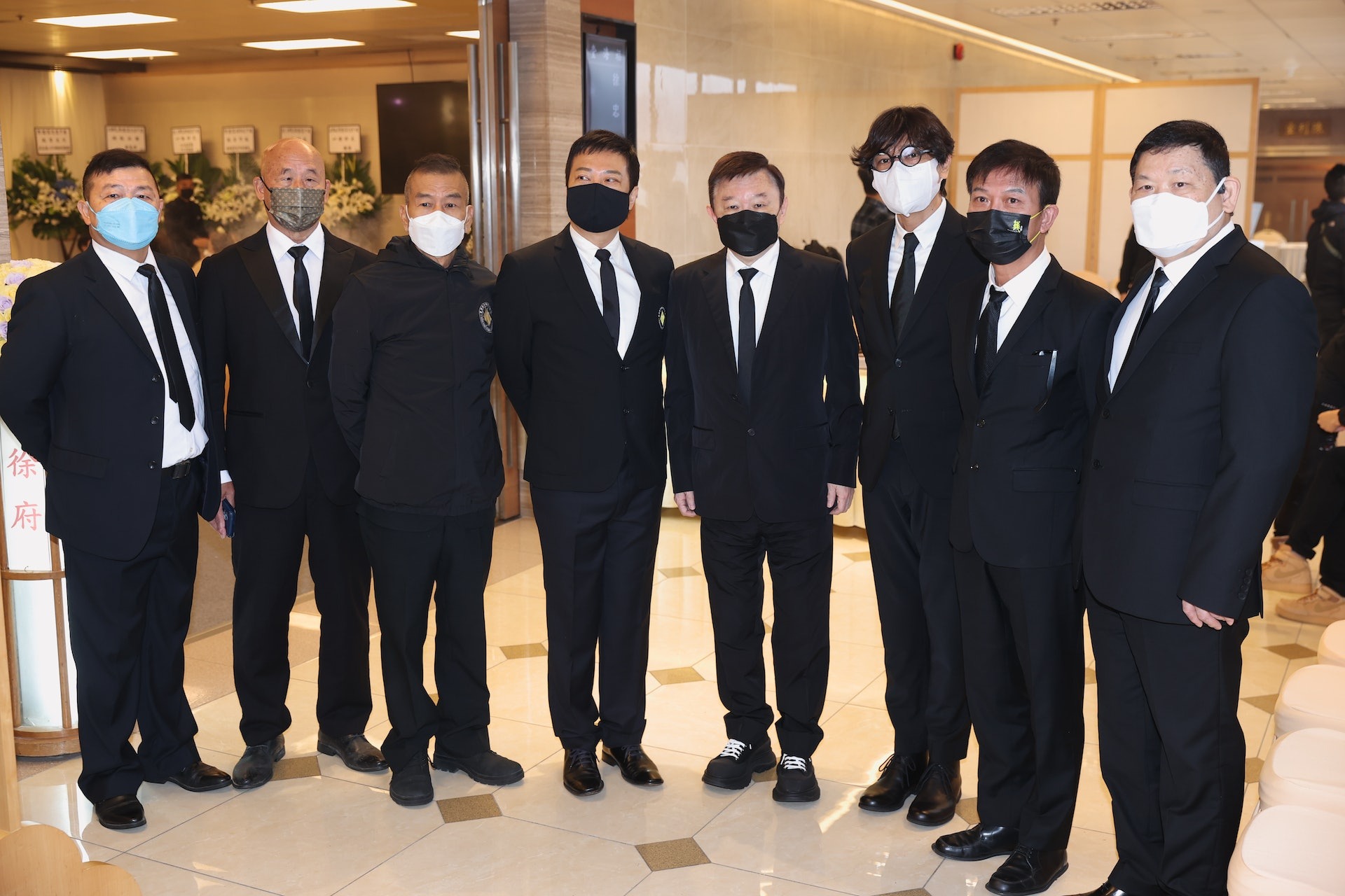 徐忠信|徐忠信葬礼，钱小豪林家栋为其扶灵柩，众人冒雨送别神色哀伤