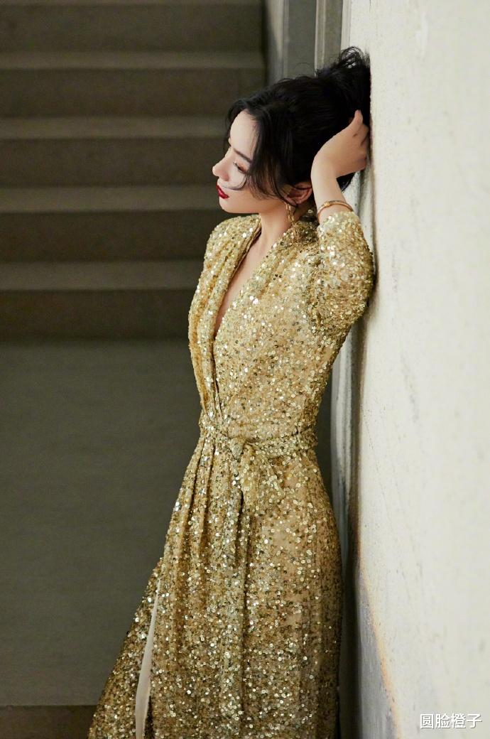 香槟|袁姗姗美到心坎里了，一身香槟金色礼服明艳大气，身材还是那么好