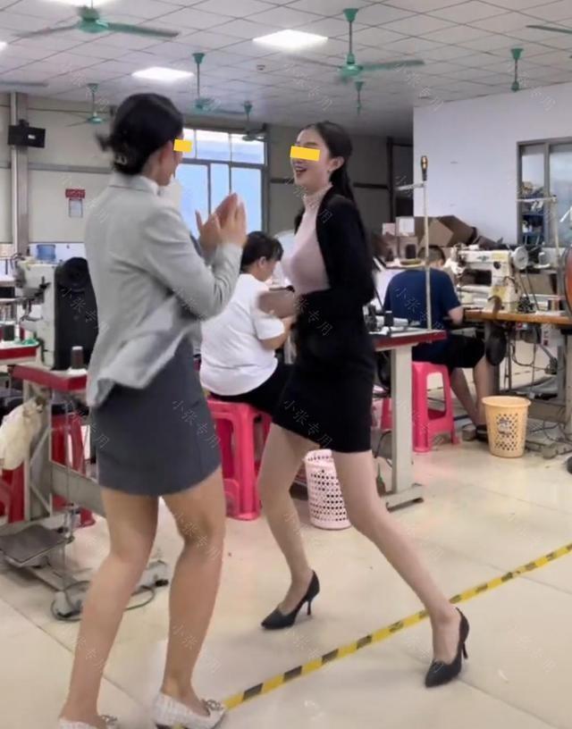 工厂里,2名女员工丝毫不顾他人眼光,一起穿短裙跳舞