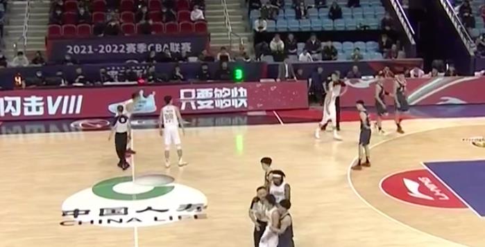 本泽马|广东半场爆冷22分大败！杜锋爱徒曾繁日恶意垫脚，险被孙铭徽暴揍