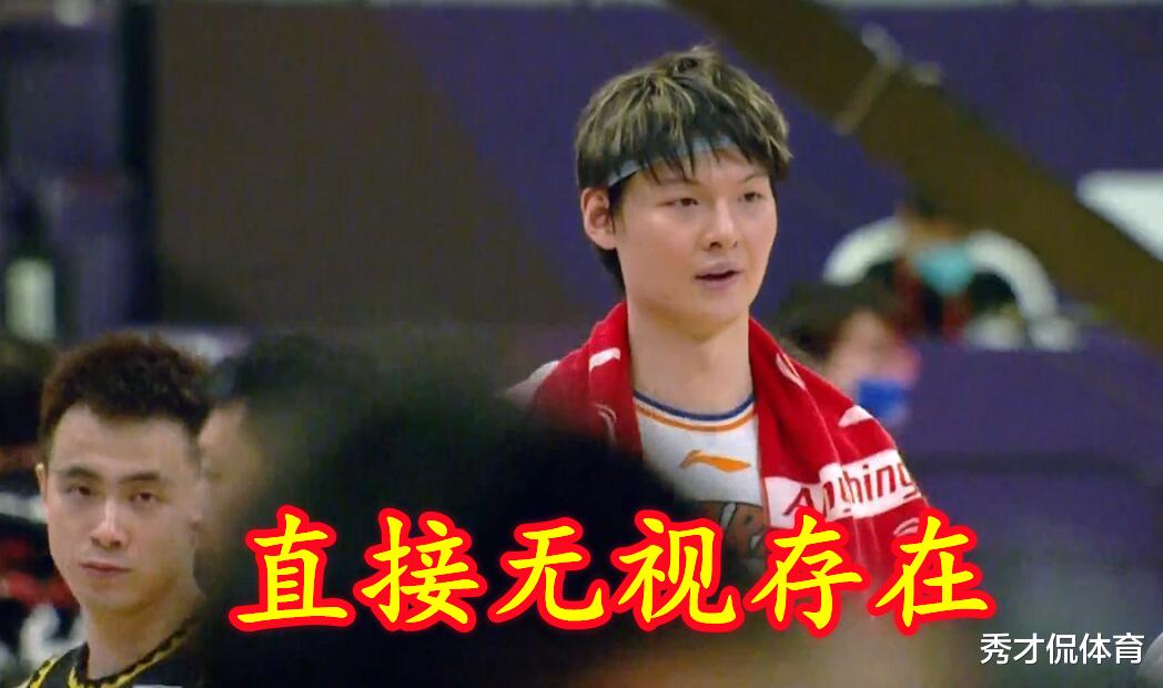 王哲林|大写的尴尬！王哲林主动握手遭拒，赵继伟假装没看见扭头走开了