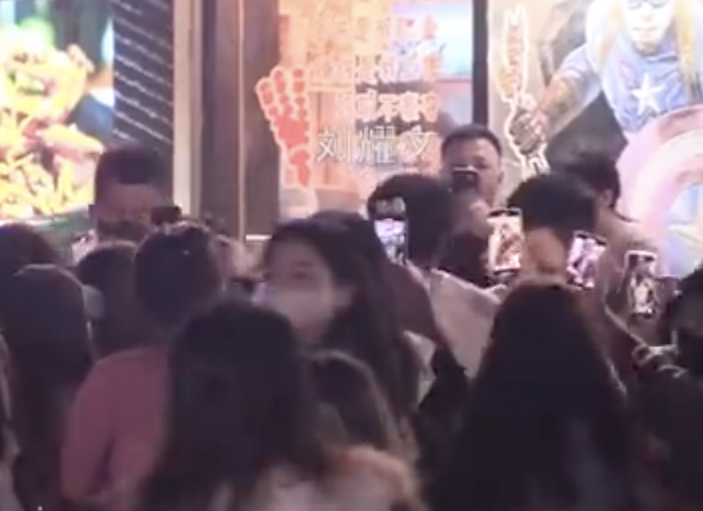 何炅|《你好星期六》私下聚餐被包围:何炅差点摔倒,刘耀文进不去车门