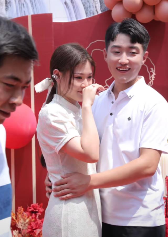新人太害羞不会拥抱,大妈手把手教学,网友:一看就是相亲认识的