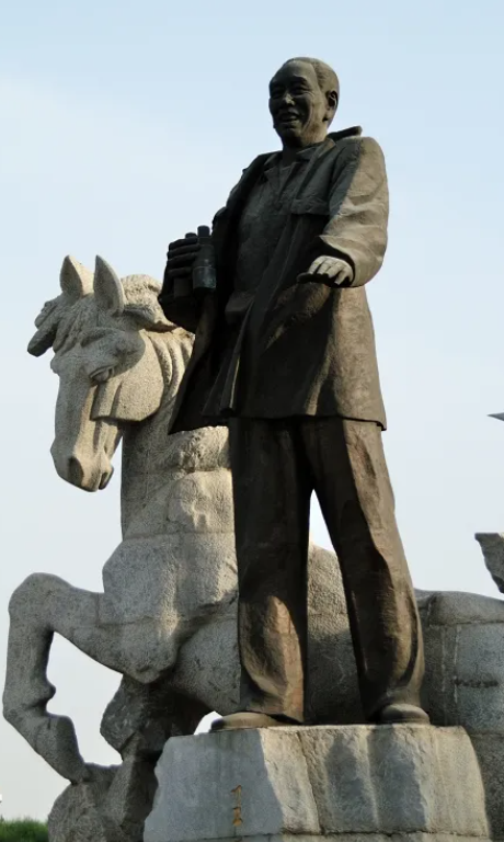 王震1949年40名女间谍潜入我军计划与我军干部结婚王震如何处理