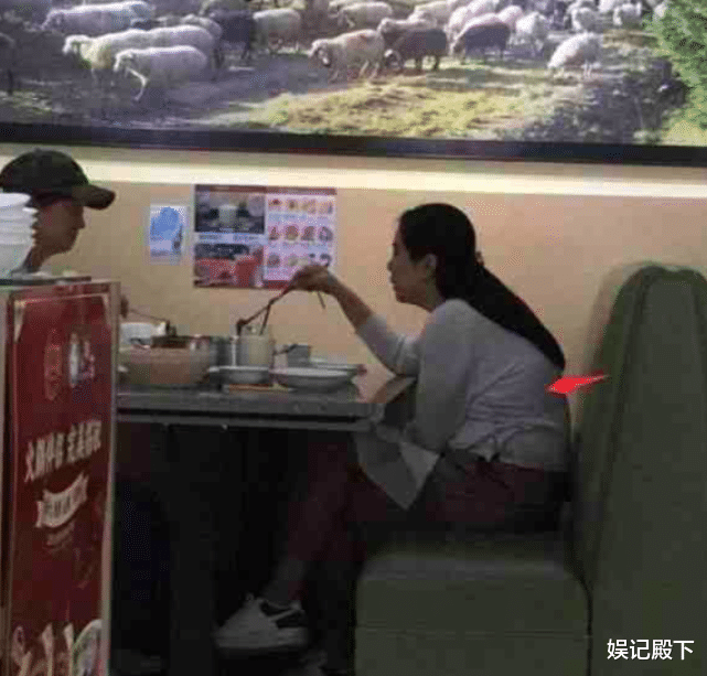 王祖贤|王祖贤近照美人感消失殆尽，弯腰驼背身材臃肿，面目全非一言难尽