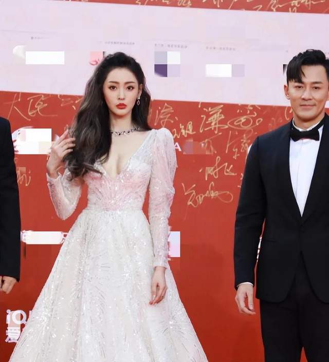 李一桐|北京电影节红毯：张天爱大秀身材，李一桐挤出副乳，姚晨变身花童