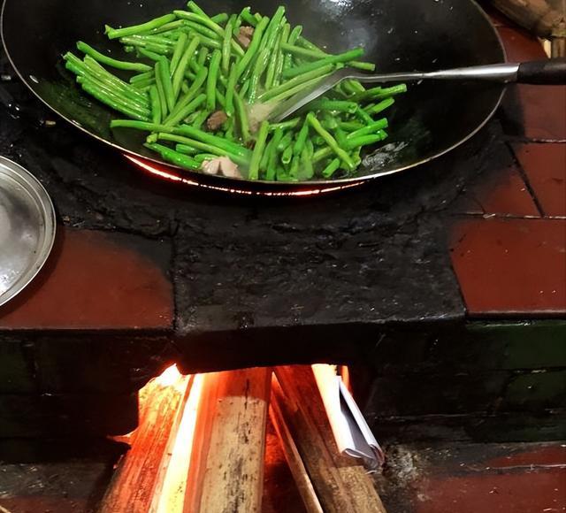 广东大哥来乡下吃饭,200元1盘肉连吃3盘,网友:店家含泪赚100