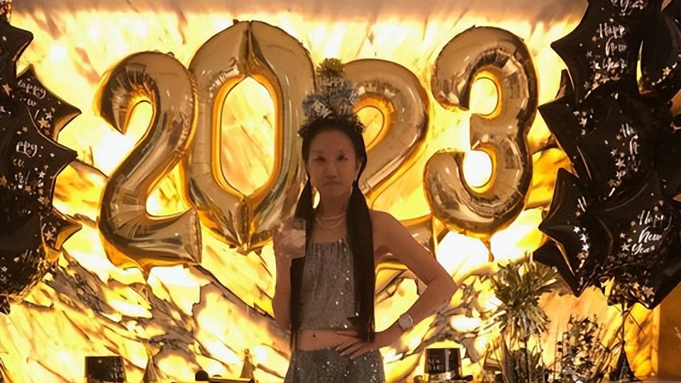 vera wang|73岁王薇薇新年亮相强行扮少女！穿钻石露腰装扎双马尾，秀少女腰